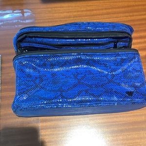 Awesome travel bag. Fits all your travel necessities